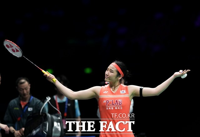1시간 40분의 사투 끝에 왕즈이를 꺾고 아시아선수권 정상에 오른 안세영의 여유있는 제스처./닝보=신화.뉴시스