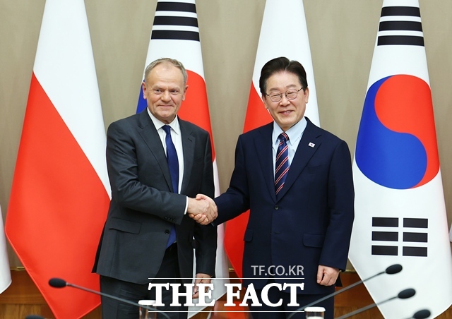 이재명 대통령이 13일 청와대에서 열린 도날드 투스크 폴란드 총리와 정상회담에서 기념촬영을 하고 있다. /뉴시스
