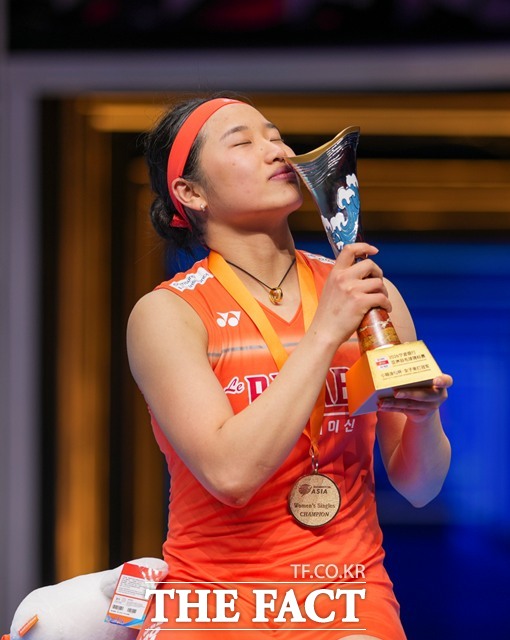 배드민턴 여제 안세영이 12일 마침내 아시아선수권대회 정상에 오르며, 여자 배드민턴 단식 역사상 전인미답의 고지인 커리어 그랜드슬램(올림픽·아시안게임·세계선수권·아시아선수권)의 마지막 퍼즐을 맞췄다./닝보=신화.뉴시스