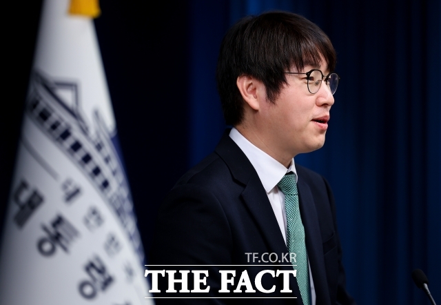 하정우 AI미래기획수석의 6·3 지방선거 부산 북구 출마를 두고 당·청 갈등이라는 해석과 의견 조율 과정이라는 엇갈린 해석이 나온다. 사진은 하 수석이 지난 7일 서울 용산 대통령실 청사에서 과학기술인 국민보고회 관련 브리핑을 하고 있는 모습. /뉴시스