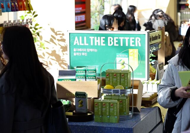 산업통상부는 13일 대한무역투자진흥공사와 코트라 본사에서 ‘유통기업 해외진출 지원사업’ 협약식을 열고 13개 유통플랫폼과 협력 체계를 구축했다. 사진은 지난 1월 29일 올리브베러 광화문점. / 뉴시스