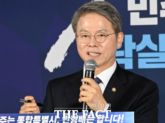 민형배 후보가 김영록 후보를 제치고 더불어민주당 전남광주통합특별시장 후보에 확정됐다. 사진은 민 후보가 지난달 28일 오후 전남 순천대학교에서 열린 더불어민주당 전남광주통합특별시장 후보 선출을 위한 동부권 정책배심원 심층토론회에서 발언하고 있는 모습. /뉴시스