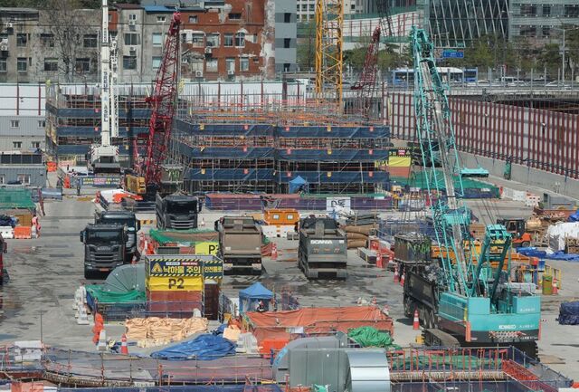 고용노동부는 14일 올해 1분기 재해조사 대상 사고사망자가 113명으로 전년 동기 137명보다 24명 감소했다고 집계했다. 사진은 지난 7일 서울 시내의 한 공사현장. / 뉴시스