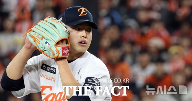 한화 이글스 문동주는 선발 5이닝을 무실점으로 잘 막았지만 불펜이 '불쇼'를 벌이는 바람에 승리를 날렸다. /뉴시스