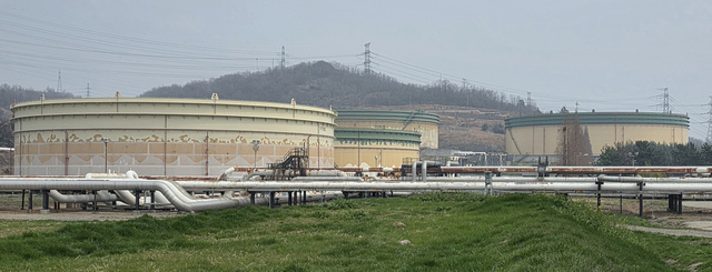 산업통상자원부는 14일 중동상황 대응본부 브리핑을 열고 비축유 기지 확충과 공급망 대응 현황을 공개했다. 사진은 지난달 24일 울산 남구 석유화학 공단 원유 저장탱크. / 뉴시스