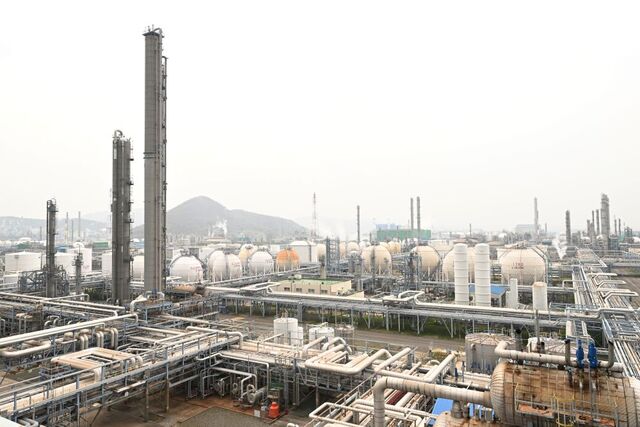 산업통상부는 국무회의에서 석유화학산업 경쟁력 강화 및 지원에 관한 특별법 시행령 제정안이 의결됐다고 14일 밝혔다. 지난 1일 여수시 여수국가산단 내 여천NCC. / 뉴시스