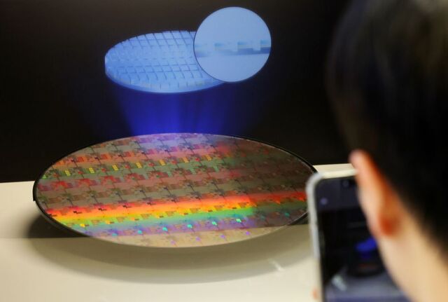 산업통상부는 14일 제51차 사업재편계획 심의위원회를 서면으로 열고 서울반도체, 유티아이 등 8개 기업의 사업재편계획을 승인했다. 사진은 지난 2월 11일 서울 강남구 코엑스에서 열린 세미콘 코리아 2026에 전시된 반도체 웨이퍼. / 뉴시스
