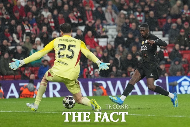 PSG의 우스만 뎀벨레(오른쪽)가 15일 2025~2026 UCL 8강 2차전에서 후반 추가시간 추가골을 넣고 있다./리버풀=AP.뉴시스