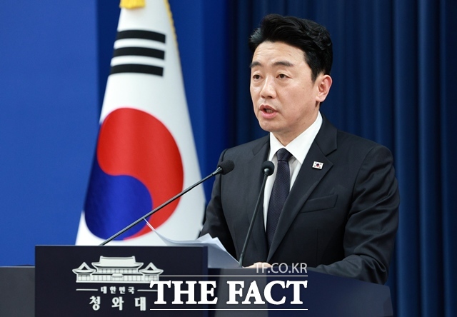 강훈식 대통령 비서실장이 15일 청와대 춘추관에서 전략경제협력 대통령 특사 활동 결과를 브리핑하고 있다. /뉴시스