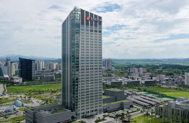 한국전력은 다음 달 4일까지 ‘한전기술지주 주식회사(가칭)’ 초대 대표이사를 공모한다고 밝혔다. / 한전