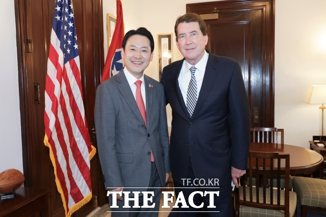 이는 조기에 후보 공천을 마무리하고 현장 중심의 민생 정책을 쏟아내는 여권의 움직임과 대조적이다. 사진은 장동혁 국민의힘 대표가 15일(현지 시간) 미국 워싱턴 의회에서 빌 헤거티 미 의회 상원의원과 만나 기념촬영하고 있는 모습. /국민의힘 제공