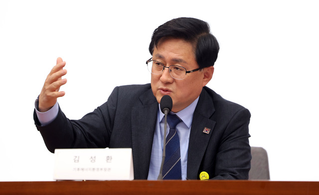 기후에너지환경부는 16일 서울 한강홍수통제소에서 발전공기업 노동조합 위원장 간담회를 열었다. 사진은 이날 서울 종로구 정부서울청사에서 열린 공동주택 내 전기차 충전시설 설치·운영체계 개선을 위한 간담회에 참석한 김 장관. / 뉴시스