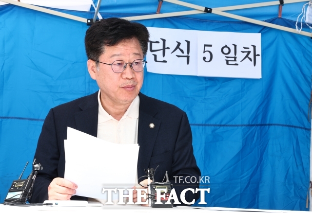 더불어민주당 전북특별자치도지사 경선에서 탈락한 안호영 의원이 단식을 이어가면서 전북지사 경선이 아직 끝나지 않았다는 목소리가 나온다. 사진은 안 의원이 지난 15일 서울 여의도 국회 본관 앞 단식농성장에서 이원택 의원의 '식사비 대납' 의혹에 대한 윤리감찰단의 재감찰 촉구 기자회견을 하고 있는 모습. /뉴시스