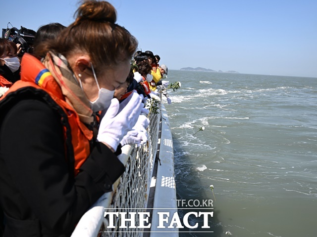 세월호 참사 12주기인 16일 오전 전남 진도군 맹골수도에서 열린 선상 추모식 중 세월호 참사 유족들이 참사 해역을 바라보며 오열하고 있다. /뉴시스