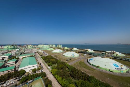 한국가스공사는 16일 ‘생산설비 운영 효율성 향상 3개년(2023~2025) 계획’을 통해 에너지 사용량을 16% 감축했다고 밝혔다. 사진은 가스공사 인천생산기지 전경. / 가스공사