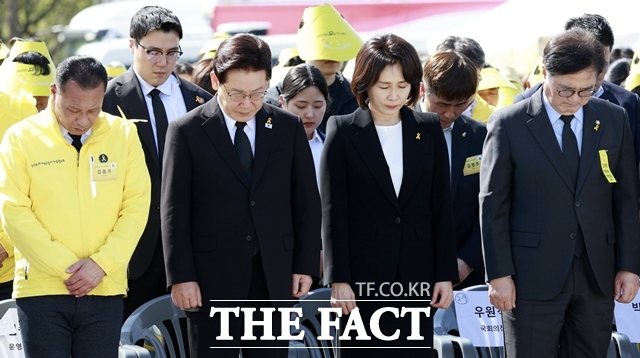 이재명 대통령과 영부인 김혜경 여사가 16일 경기도 안산화랑유원지에서 열린 4·16 세월호 참사 12주기 기억식에서 묵념을 하고 있다. /뉴시스