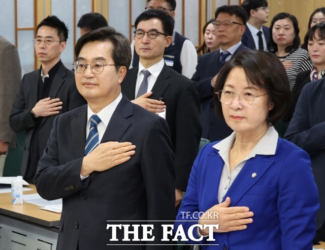 더불어민주당 광역단체장 경선이 '현역의 무덤'이 됐다. 사진은 3월 10일 국회에서 열린 '경기도 주 4.5일제 시범사업 효과 분석 정책 토론회'에서 국민의례를 하고 있는 김동연 경기도지사와 추미애 6·3 지방선거 경기도지사 후보. /뉴시스