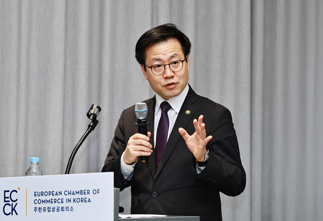 여한구 산업통상부 통상교섭본부장은 17일 서울에서 마로시 세프초비치 EU 통상·경제안보 집행위원과 제13차 한-EU 자유무역협정(FTA) 무역위원회 및 제1차 차세대전략대화를 개최했다. 사진은 지난 8일 용산에서 열린 주한 유럽기업 간담회를 주재하고 있는 여 본부장. / 산업부