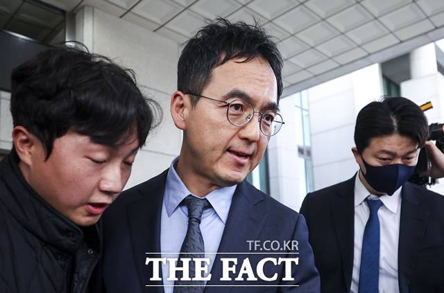 구자현 검찰총장 직무대행이 17일 서울 서초구 대검찰청 앞에서 국회에서 진행 중인 윤석열 정권 정치검찰 조작기소 의혹 사건 진상규명 국정조사와 관련해 입장을 밝힌 뒤 차량으로 향하고 있다. 2026.04.17. /뉴시스