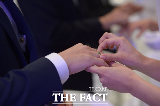 국제결혼을 중개하면서 상대방의 신상정보를 제공하지 않은 중개업자가 유죄 판결을 받았다. 당사자 간 서면 동의 없이 만남을 주선한 행위 역시 위법하다는 판결이다. /뉴시스