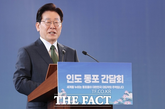 이재명 대통령이 19일(현지시간) 인도 뉴델리 시내의 한 호텔에서 열린 동포 만찬간담회에서 발언하고 있다. /뉴시스