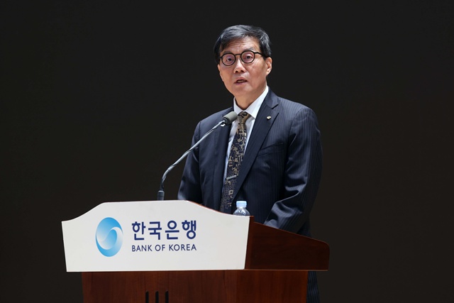 이창용 한국은행 총재가 20일 오전 서울 중구 한국은행 별관에서 열린 이임식에서 이임사를 하고 있다. /뉴시스