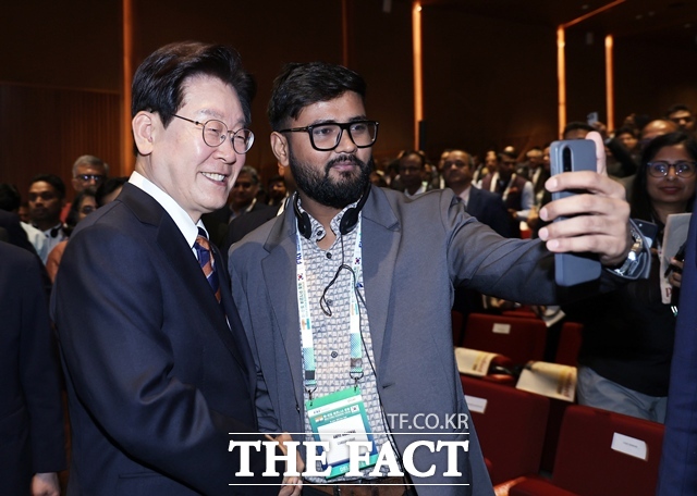 인도 국빈방문 중인 이재명 대통령이 20일(현지시간) 뉴델리 바랏 만다팜 컨벤션센터에서 열린 한-인도 비즈니스포럼에서 인도 기업인들과 셀카를 찍고 있다. /뉴델리=뉴시스