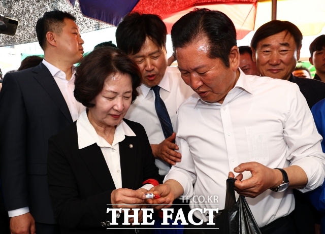 김용(가운데) 전 민주연구원 부원장의 지방선거 출마 문제를 두고 더불어민주당 내 당청 갈등이 불거지는 모양새다. 사진은 김 전 부원장이 지난 19일 오후 경기 성남시 모란시장 민속5일장에서 민생현장방문중인 정 대표에게 사탕을 달라고 말하고 있다. /뉴시스