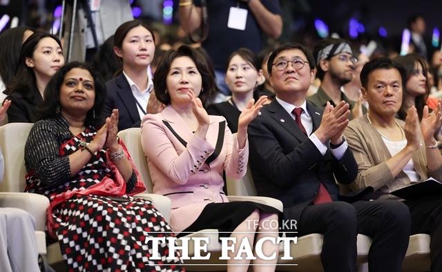 영부인 김혜경 여사가 20일(현지시간) 인도 뉴델리 야쇼부미 컨벤션센터에서 열린 'K-드림 스테이지'를 관람하며 참가자들을 응원하고 있다. /뉴시스