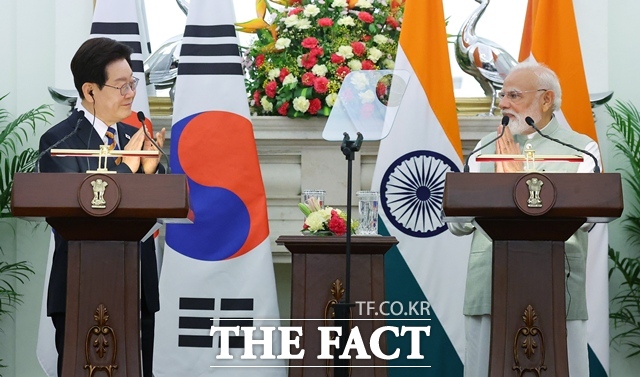 이재명 대통령과 나렌드라 모디 인도 총리가 20일(현지시간) 인도 뉴델리 영빈관에서 공동언론발표를 하고 있다. /뉴시스