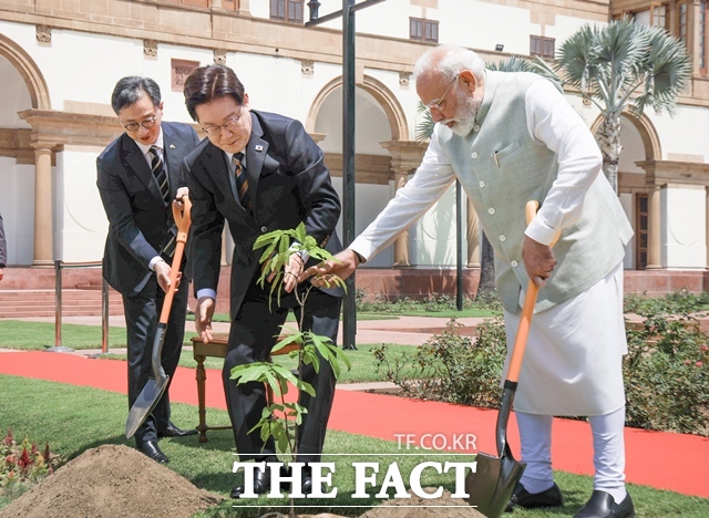 인도 국빈방문 중인 이재명 대통령이 20일(현지시간) 뉴델리 영빈관 하이데라바드 중앙공원에서 나렌드라 모디 인도 총리와 함께 아소카나무를 심고 있다. /뉴시스