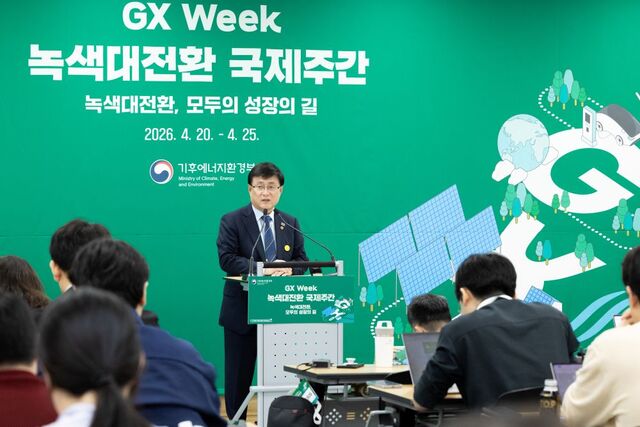 김성환 기후에너지환경부 장관(가운데)은 지난 20일 전남 여수 엑스포에서 열린 ‘기후주간’ 행사 계기로 출입기자단과 간담회를 열고 “기후 대응을 늦추면 녹색산업 시장을 중국이 가져간다”고 강조했다. / 기후부