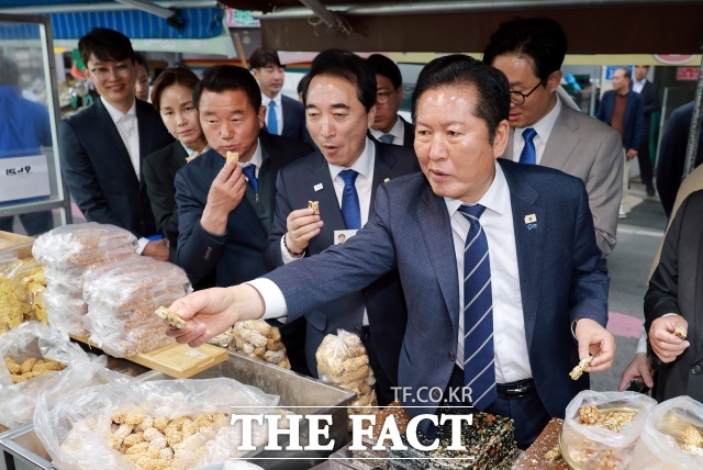 정 대표가 단식장을 방문한다면 공천 불복에 힘을 실어주는 모양새가 될 수 있다는 지적이다. 이 경우 공천 작업 막바지에 재심이 쏟아지는 기폭제가 될 수 있다는 우려다. 사진은 20일 충남 보령 대천향수산시장에서 음식을 맛보고 있는 정 대표와 박수현 충남도지사 후보. /뉴시스·공동취재