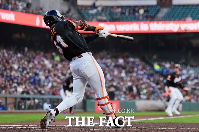 이정후가 1회말 우전 적시타를 날리고 있다. /샌프란시스코=AP.뉴시스