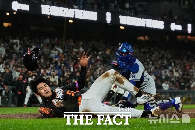 샌프란시스코 자이언츠 이정후가 22일(한국시간) LA 다저스전에서 6회말 엘리엇 라모스의 중전 안타 때 홈으로 쇄도했지만 아웃되고 있다. /샌프란시스코=AP.뉴시스