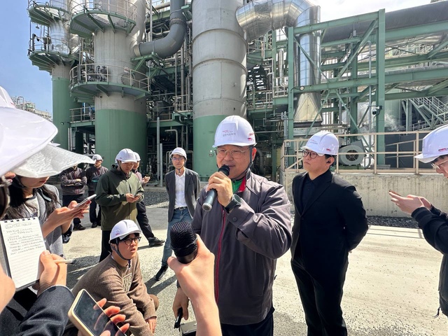 지난 21일 금호석유화학 관계자가 CCU 설비에 대해 설명하고 있다./기후에너지환경부