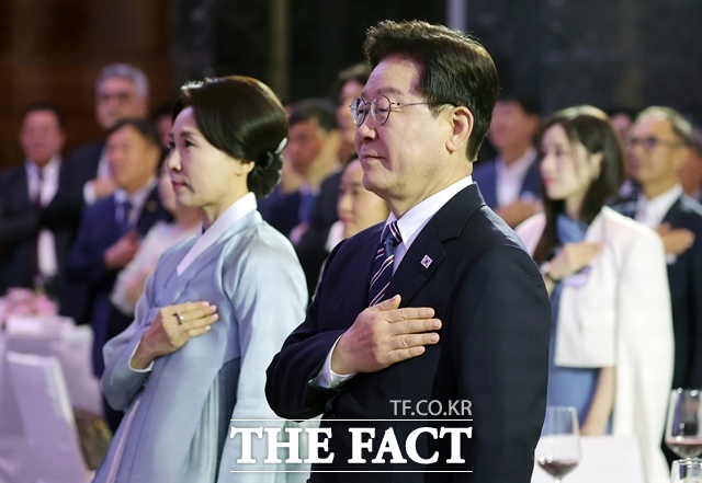 이재명 대통령과 영부인 김혜경 여사가 22일(현지시간) 베트남 하노이의 한 호텔에서 열린 동포 만찬간담회에서 국민의례를 하고 있다. /뉴시스