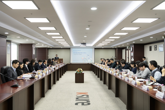 한국무역보험공사는 22일 서울 종로구 본사에서 ‘회수불능채권 확인 서비스’ 간담회를 열고 수출기업 애로사항을 청취했다. / 무보