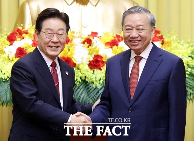 이재명 대통령과 또 럼 베트남 당서기장 겸 국가주석은 22일(현지시간) 양국이 함께 추진 중인 '핵심광물 공급망 센터'를 중심으로 베트남의 풍부한 자원과 한국의 기술력을 융합해 공급망 안정을 위한 협력을 강화하기로 뜻을 모았다. 이 대통령과 또 럼 당서기장이이날 베트남 하노이 주석궁에서 공동언론발표를 마친 뒤 악수하고 있다. /뉴시스