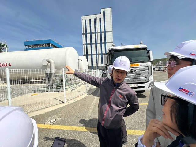 지난 21일 금호석유화학 관계자가 CCU 설비에 대해 설명하고 있다. / 기후에너지환경부