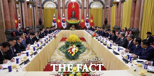 이재명 대통령과 또 럼 베트남 당서기장 겸 국가주석이 22일(현지시간) 베트남 하노이 주석궁에서 확대 정상회담을 갖고 있다. /뉴시스