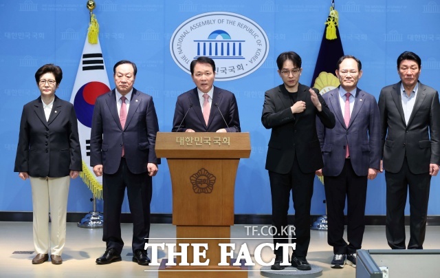 성일종 국회 국방위원회 위원장과 국민의힘 의원들이 22일 오전 서울 여의도 국회 소통관에서 정동영 통일부 장관의 대북 기밀 정보 유출 논란과 관련해 기자회견을 하고 있다. /뉴시스