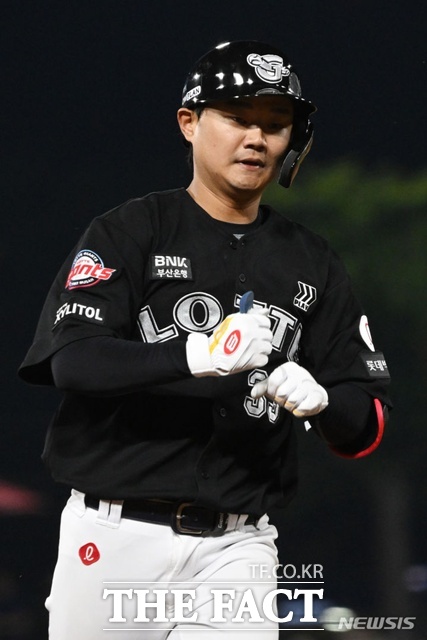 롯데 자이언츠 주포 손호영이 23일 두산 베어스전에서 햄 스트링 부상으로 신윤후와 교체됐다. /뉴시스