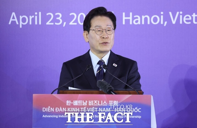이재명 대통령이 23일(현지시간) 베트남 하노이 시내 한 호텔에서 열린 한-베트남 비즈니스포럼에서 발언하고 있다. /뉴시스