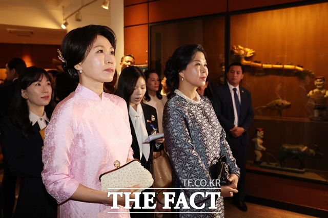 영부인 김혜경 여사와 베트남 당서기장 부인 응오 프엉 리 여사가 23일(현지시간) 베트남 하노이의 민족학박물관을 찾아 전시를 관람하고 있다. /뉴시스