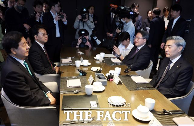 신현송(오른쪽) 한국은행 총재가 23일 서울 중구 은행회관 뱅커스클럽에서 열린 구윤철 경제부총리 겸 재정경제부 장관과의 조찬회동에서 발언하고 있다. /뉴시스