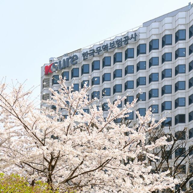 한국무역보험공사는 지난 22일(현지시각) 베트남 하노이에서 베트남국가산업에너지공사와 원전 프로젝트 금융 협력에 관한 양해각서(MOU)를 체결했다. / 무보