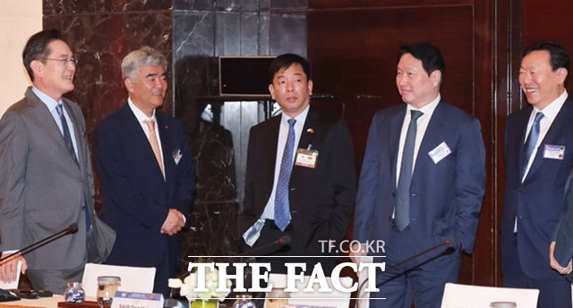 이재용 삼성전자 회장(왼쪽부터), 정원주 대우건설 회장, 베트남 기업인, 최태원 SK그룹 회장 겸 대한상의 회장, 신동빈 롯데그룹 회장이 23일 베트남 하노이에서 열린 한·베트남 비즈니스 포럼에 참석해 대화하고 있다. /뉴시스