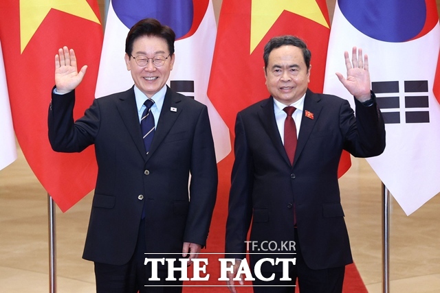 이재명 대통령이 23일(현지시간) 베트남 하노이 국회에서 쩐 타잉 먼 국회의장과 기념촬영을 하고 있다. /뉴시스