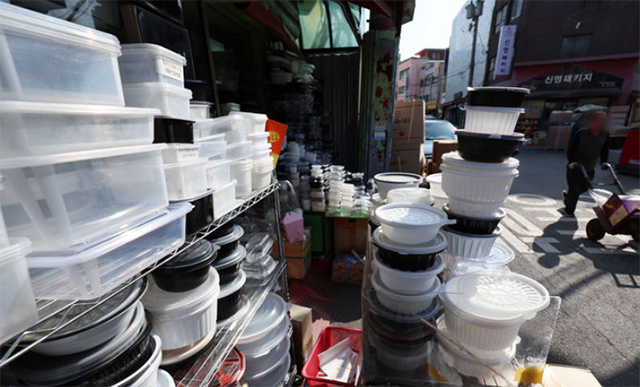 중동 사태 여파로 플라스틱과 비닐 등 포장재 원료인 나프타 수급난이 심화하는 가운데 지난 15일 서울 중구 방산시장에 플라스틱 용기 제품이 진열돼 있다./뉴시스